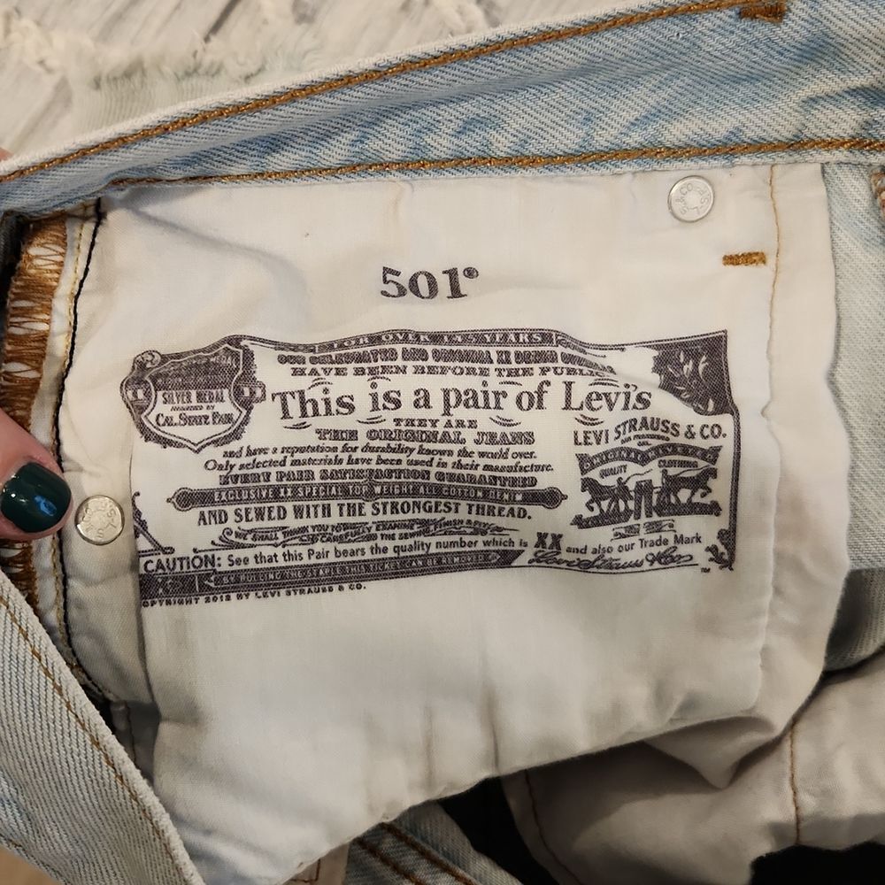 Light wash, button fly high waist Levi's jean shorts size 28! - Picture 13 of 13